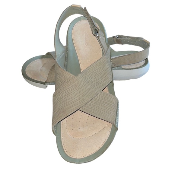 Clarks Tri Chloe Slingback Flat Sandals Beige Size 9.5 - Picture 1 of 10